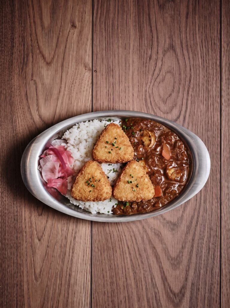 Curry de Légende French Karé : trois korokke au fromage disposées en triangle sur le riz, sauce curry japonais et pickles