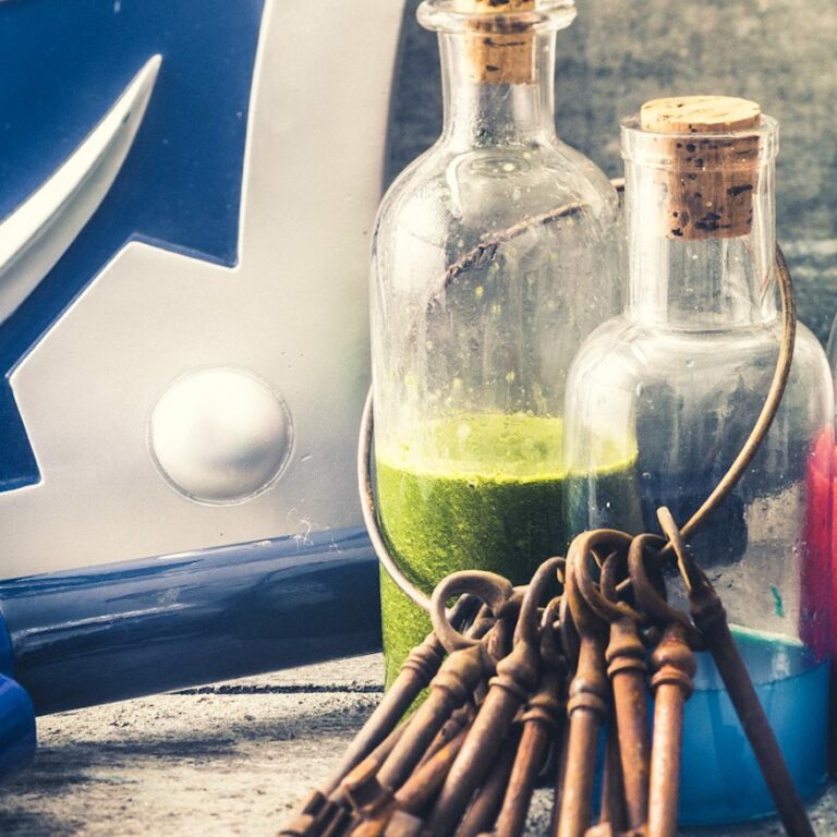 Fioles de potion verte bouchées de liège et trousseau de clés anciennes, ambiance Potion de Mana